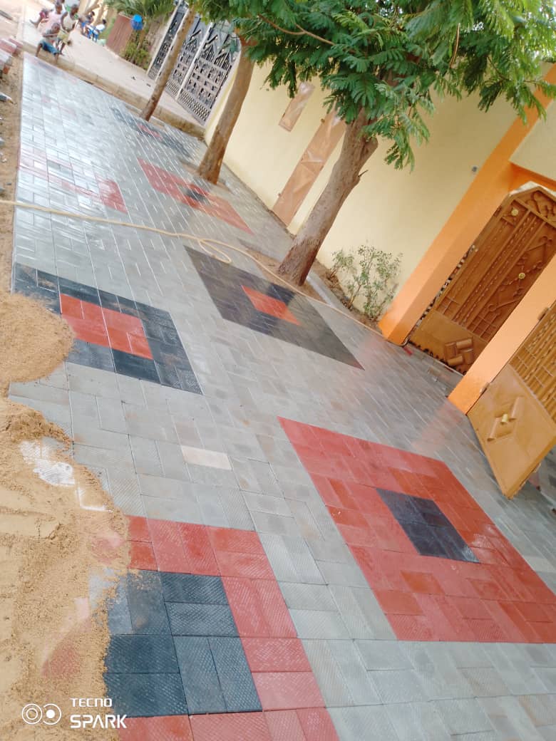 Chantier BATILAB TECHNOLOGY — Pose de pavés à Ouagadougou