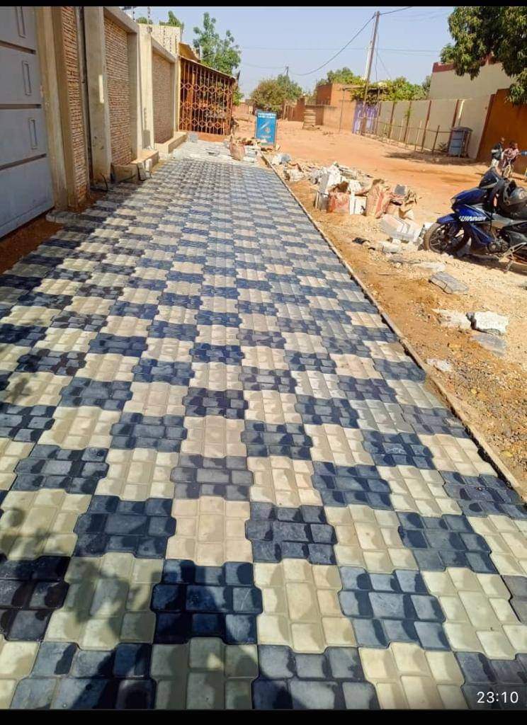 Allée pavée en cours d'installation — BATILAB