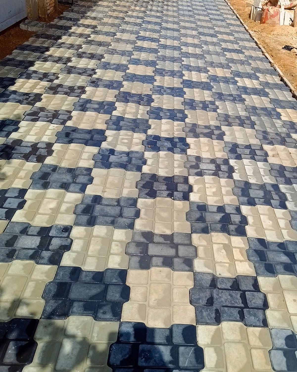 Allée de garage en pavé autobloquant, damier beige et anthracite