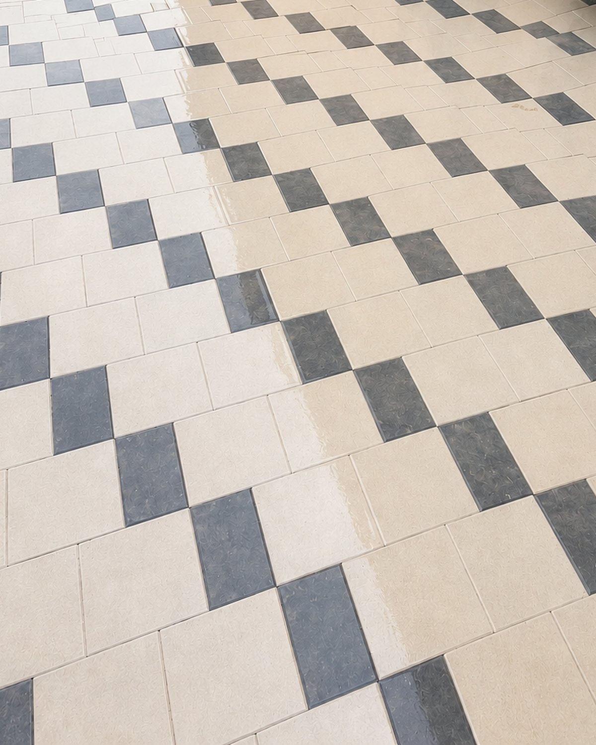 Cour couverte pavée en damier beige et gris